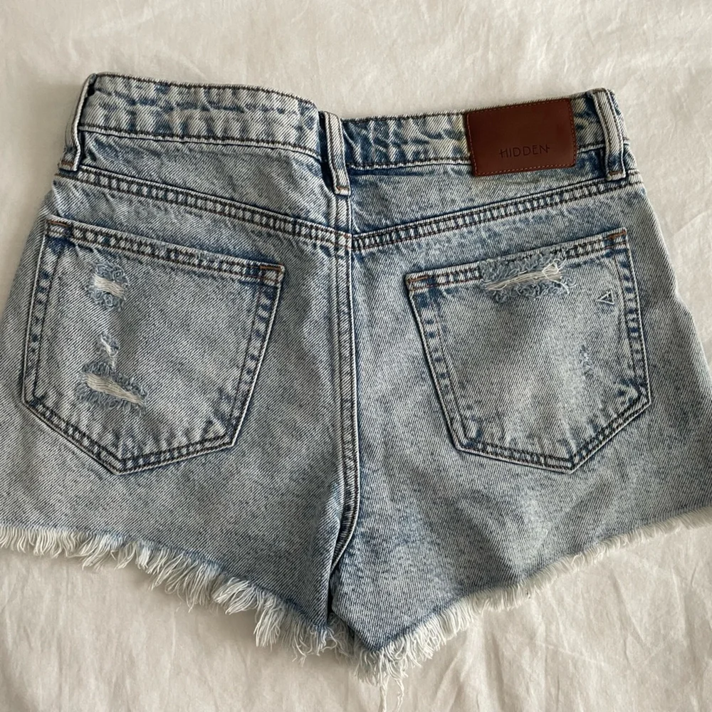 HIDDEN Los Angeles Distressed Denim Shorts - Picture 7 of 7